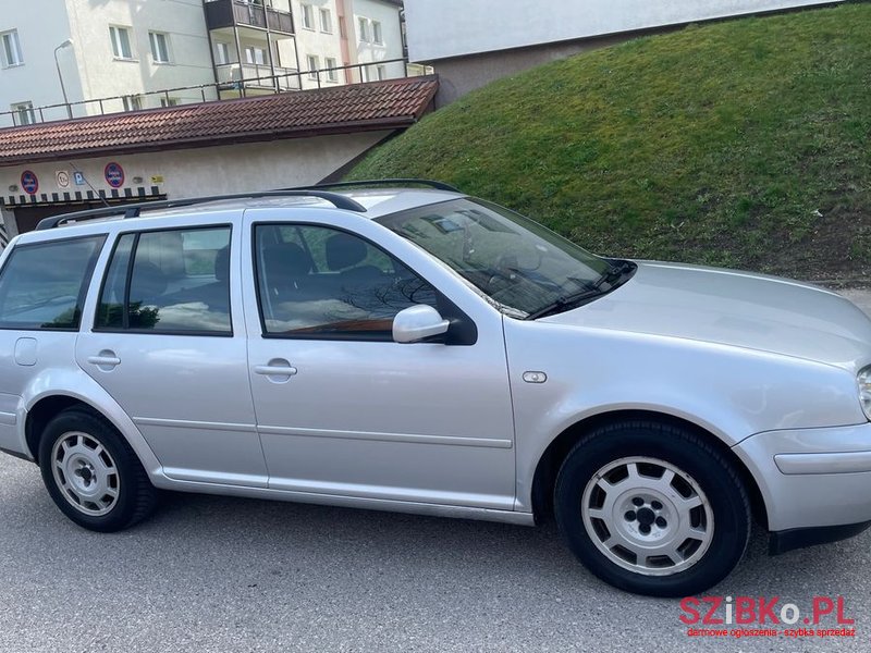 2004' Volkswagen Golf photo #4