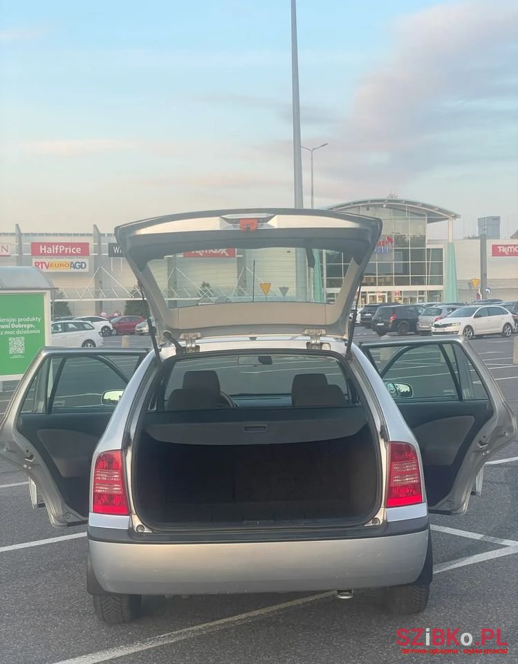 2009' Skoda Octavia 1.9 Tdi Tour photo #6