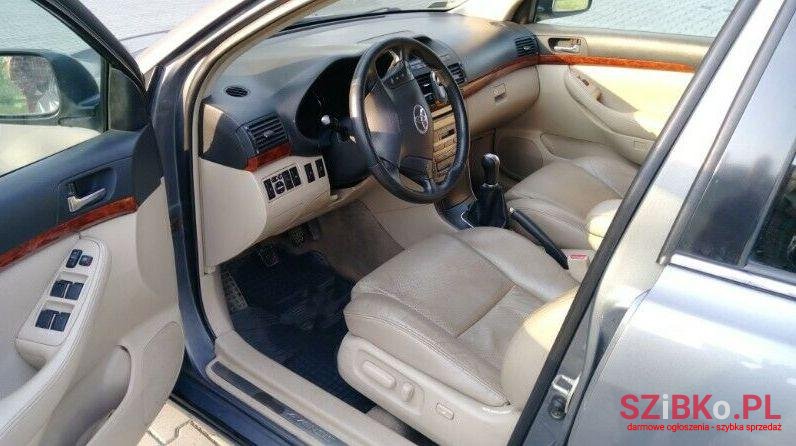 2003' Toyota Avensis photo #2