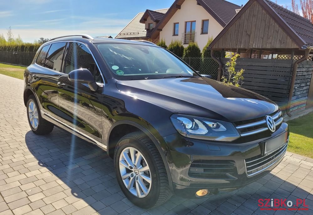 2011' Volkswagen Touareg photo #3