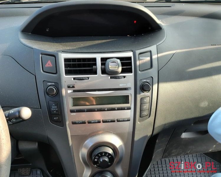 2009' Toyota Yaris photo #2