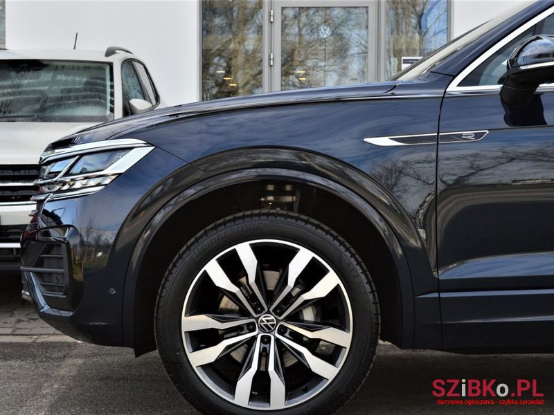 2023' Volkswagen Touareg photo #5