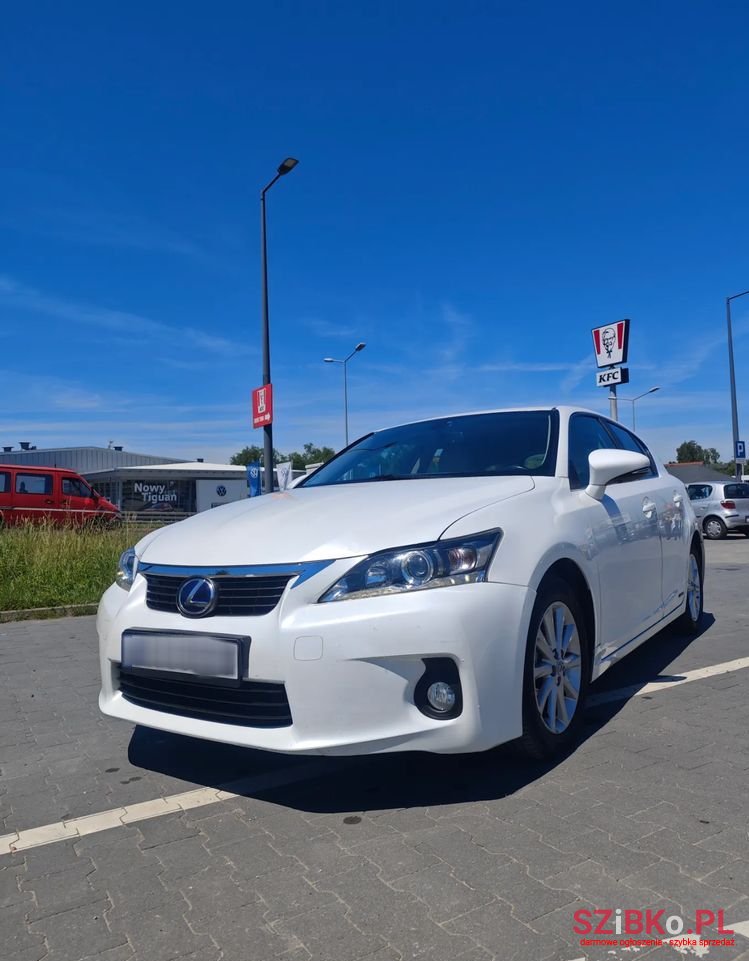 2011' Lexus CT 200H photo #2