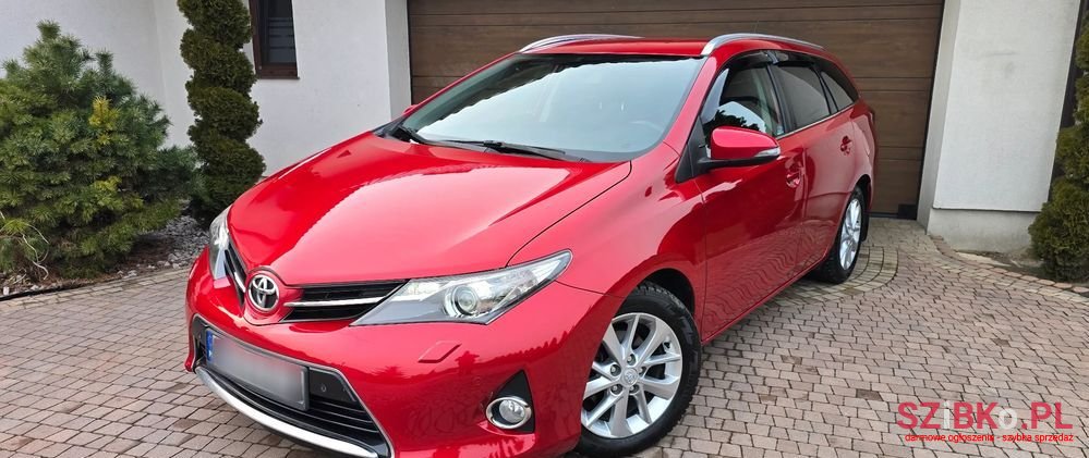 2014' Toyota Auris photo #2