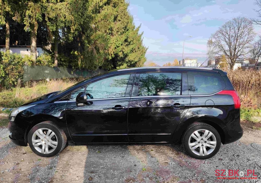 2011' Peugeot 5008 photo #3