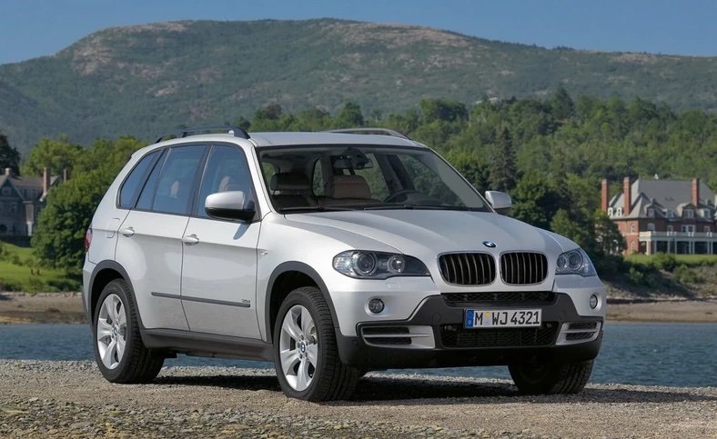 BMW wzywa do serwisu modele X5 i X6. Sprawa jest poważna. Dotyczy ponad 10 tys. samochodów