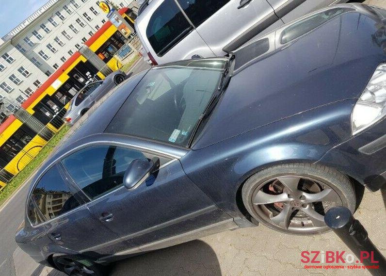 2004' Volkswagen Passat photo #1