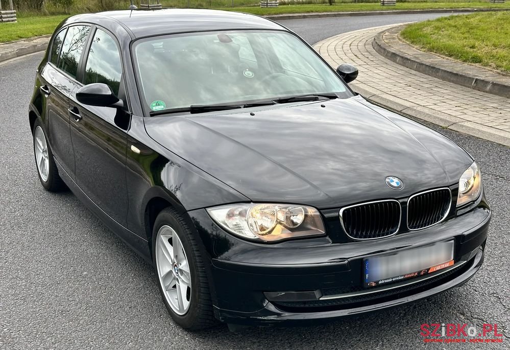 2009' BMW 1 Series 116I photo #3