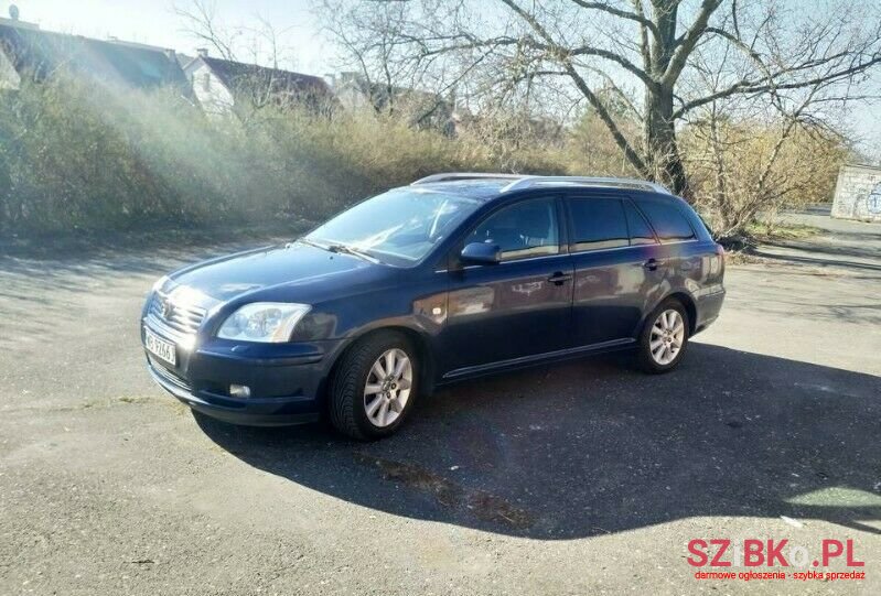 2004' Toyota Avensis photo #1