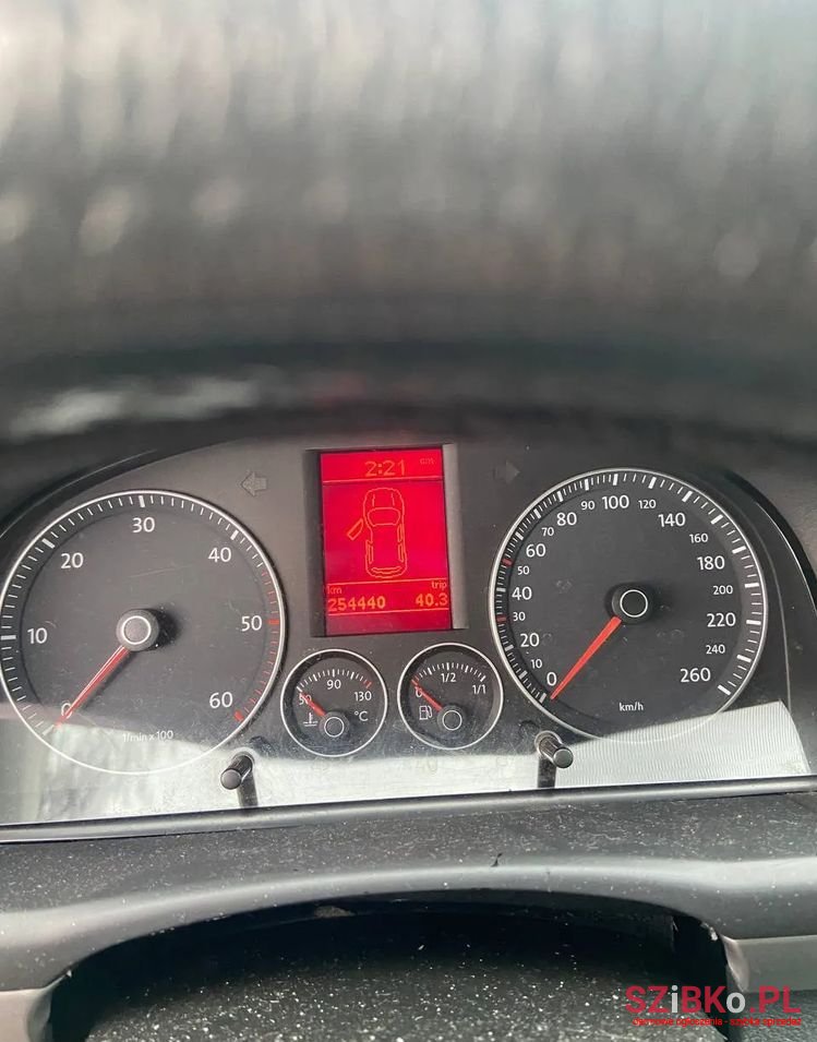 2004' Volkswagen Touran photo #3