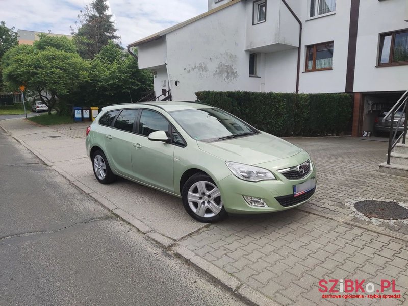 2011' Opel Astra photo #1