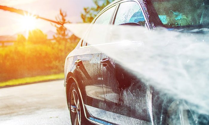 Mycie samochodu. Czy można dostać mandat za mycie auta na własnej posesji?