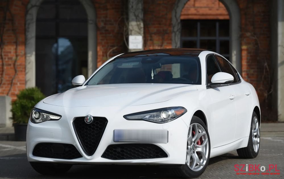 2019' Alfa Romeo Giulia photo #3