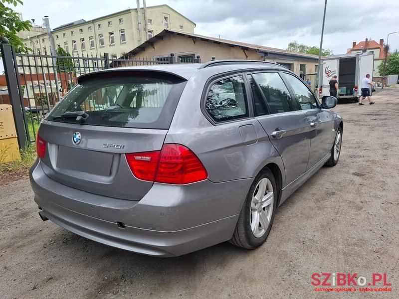 2010' BMW 3 Series 320I photo #5