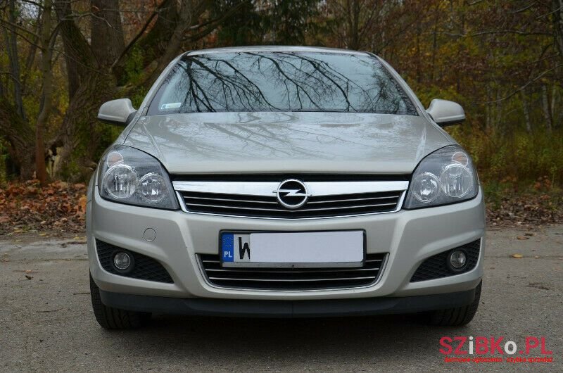 2011' Opel Astra photo #1