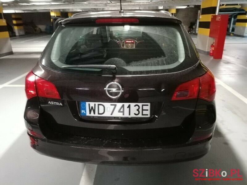 2012' Opel Astra photo #3