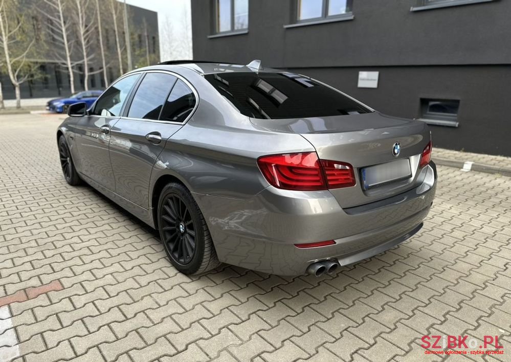 2011' BMW 5 Series 528I photo #4