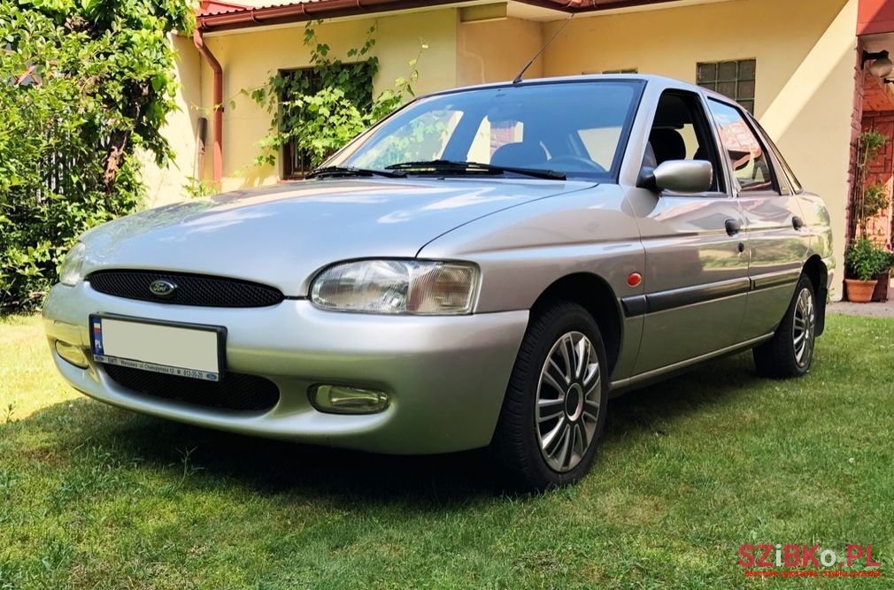 2000' Ford Escort photo #1