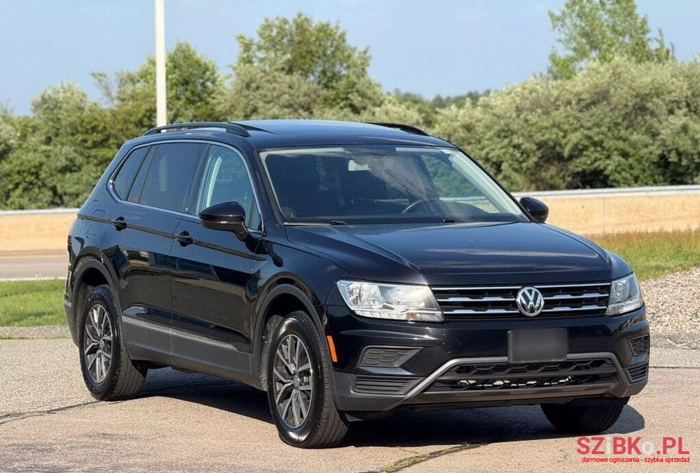 2020' Volkswagen Tiguan photo #3
