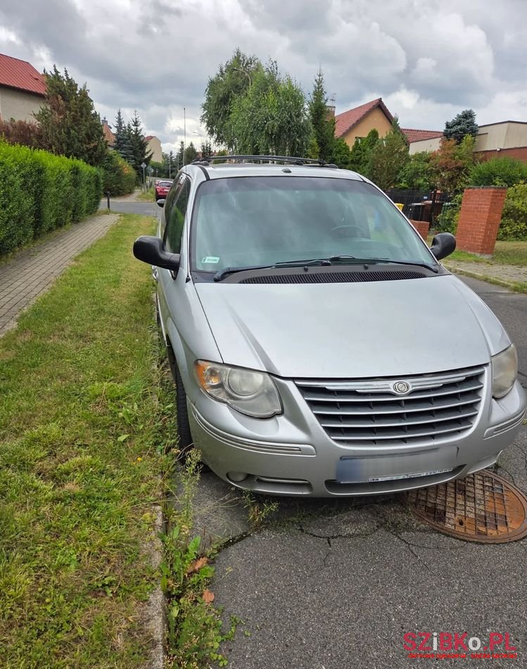 2006' Chrysler Town & Country photo #3