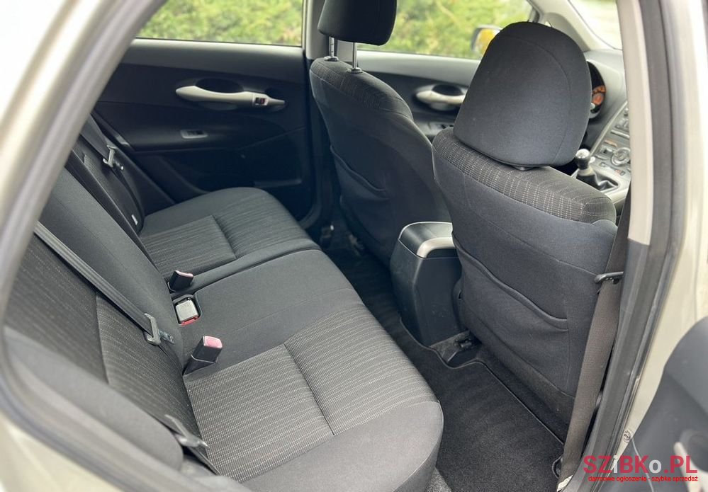 2007' Toyota Auris photo #5