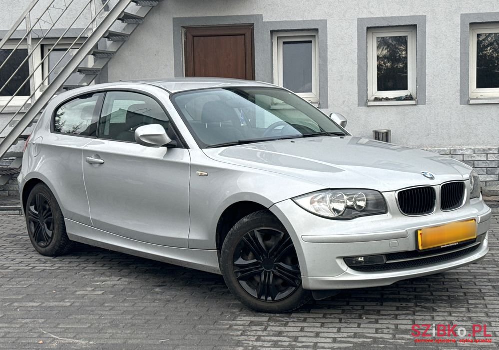 2010' BMW 1 Series 116I photo #3