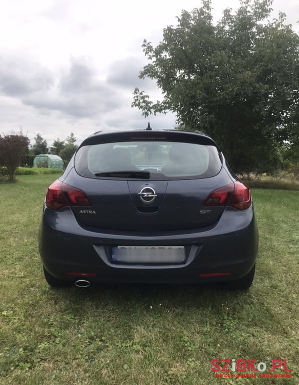 2010' Opel Astra photo #5