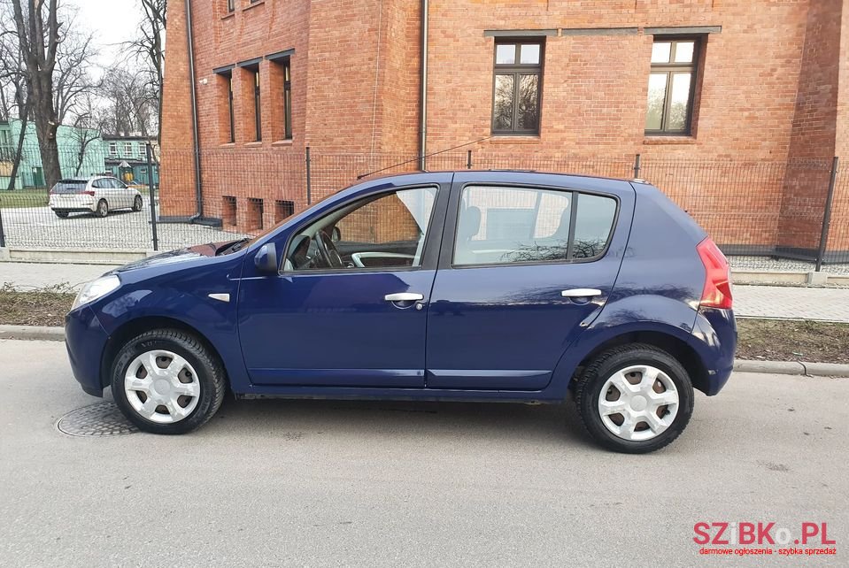 2009' Dacia Sandero photo #2