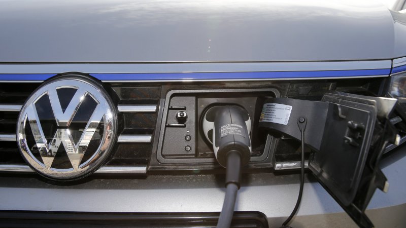 Shell and Ionity carmakers installing ultra-fast highway EV charging