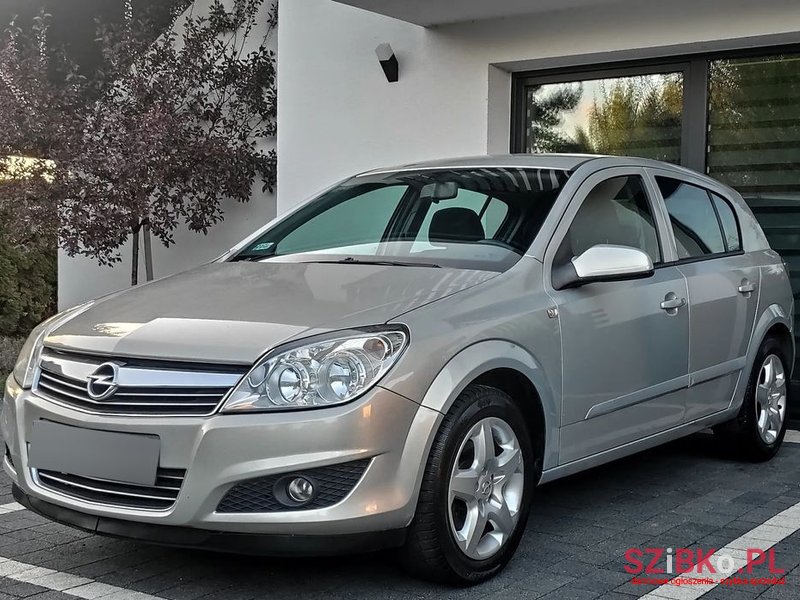 2008' Opel Astra photo #2