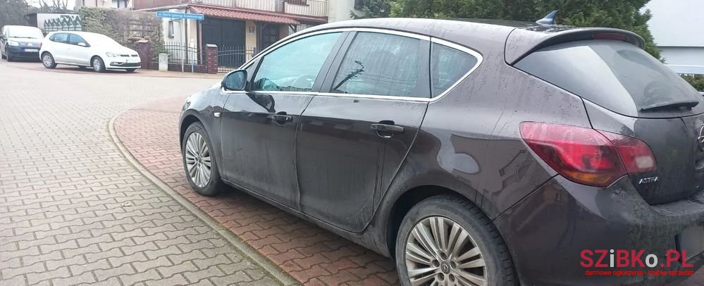 2012' Opel Astra photo #2