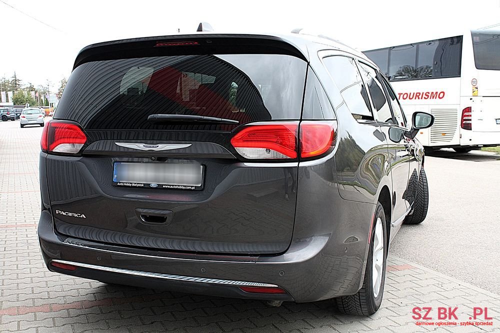 2017' Chrysler Pacifica photo #5