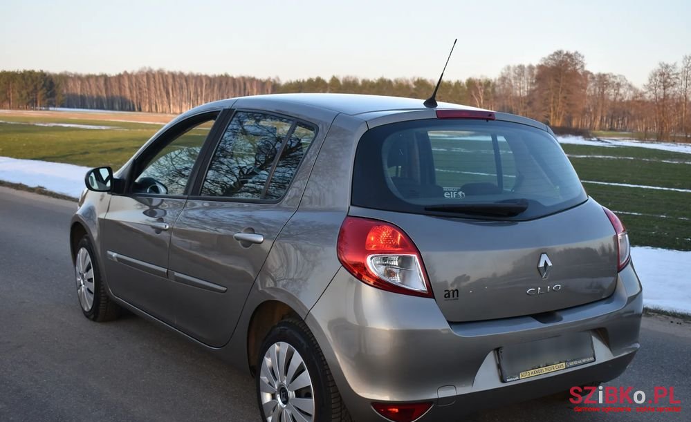 2010' Renault Clio photo #6