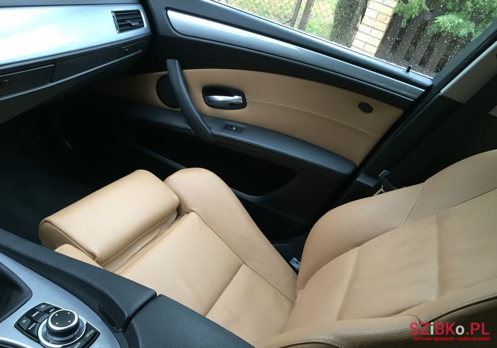 2009' BMW 5 Series 520D photo #5