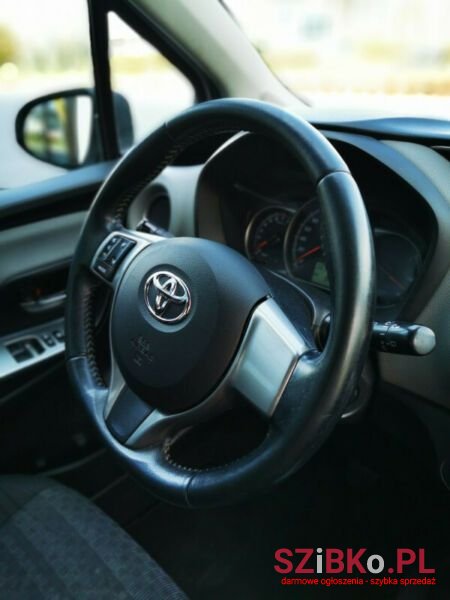 2017' Toyota Yaris photo #2