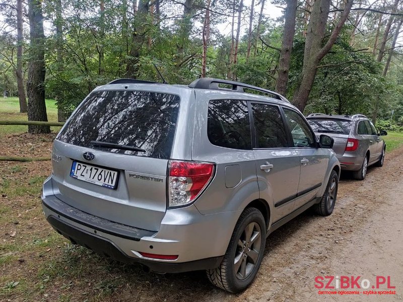 2011' Subaru Forester photo #3