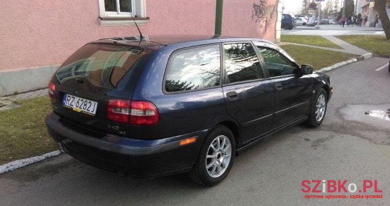 2001' Volvo V40 photo #1
