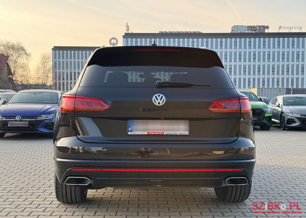 2019' Volkswagen Touareg photo #5
