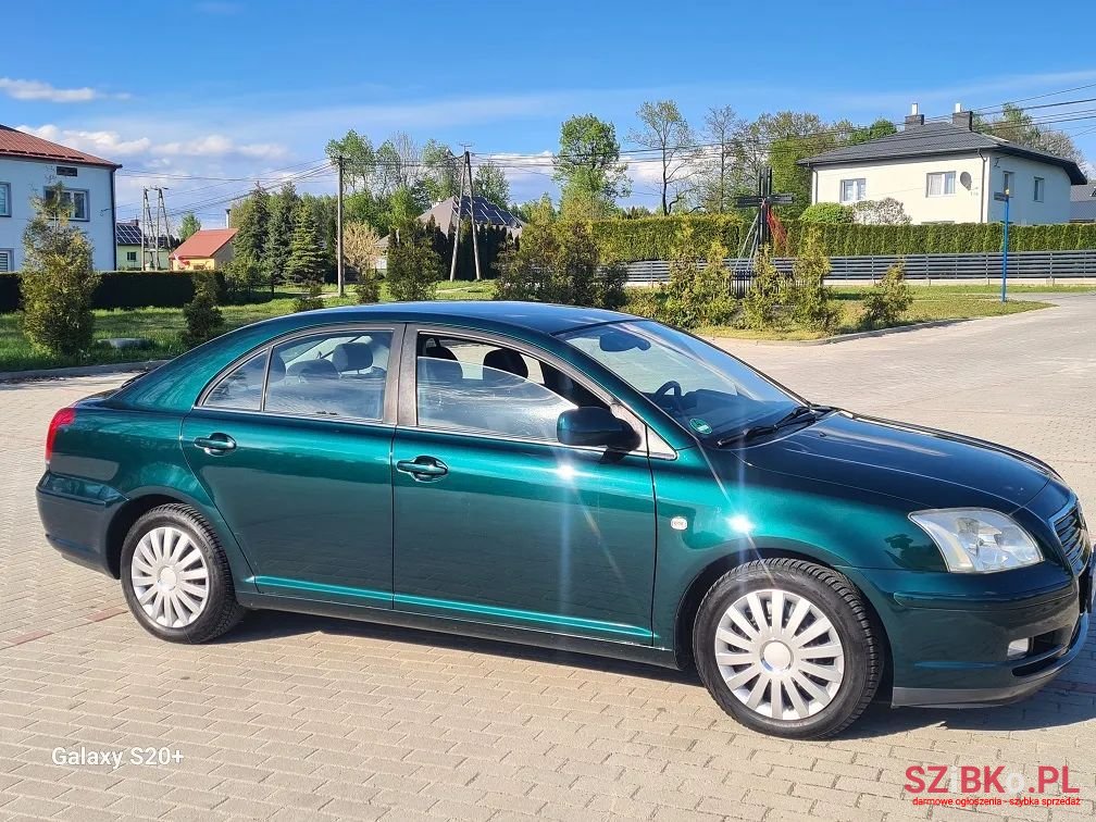 2004' Toyota Avensis photo #2