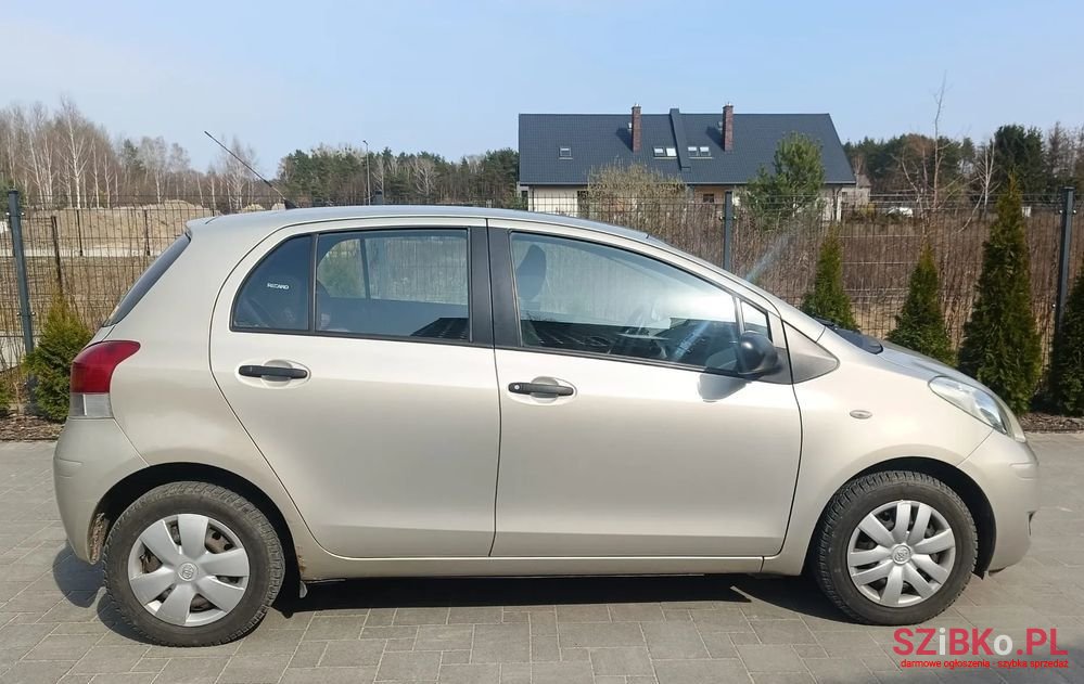 2009' Toyota Yaris 1.0 Luna Start photo #1