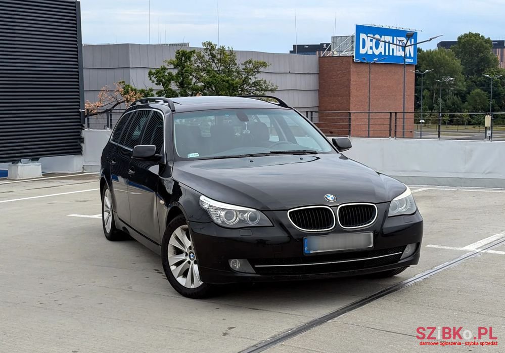 2009' BMW 5 Series 520D Touring photo #3