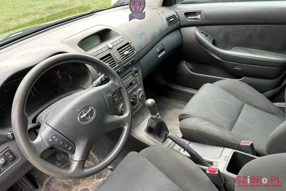 2003' Toyota Avensis photo #2