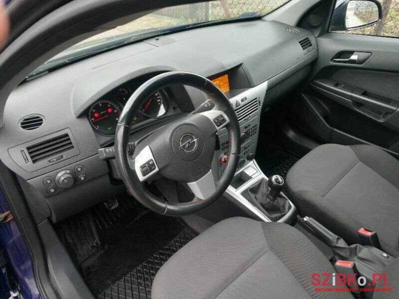 2011' Opel Astra photo #4