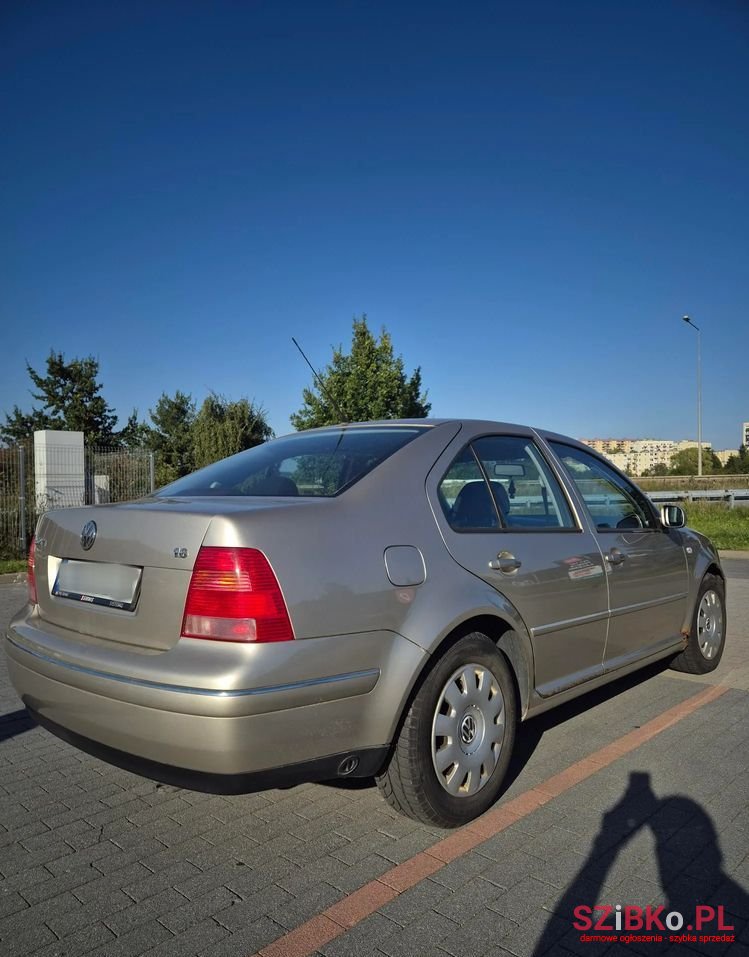 2004' Volkswagen Bora 1.6 Pacific photo #4