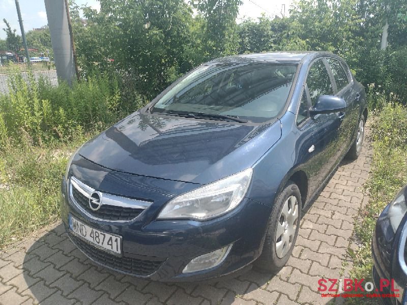 2010' Opel Astra photo #1
