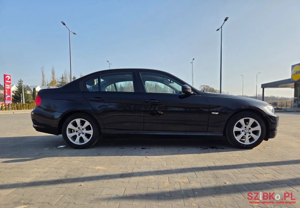 2010' BMW 3 Series 318I photo #5