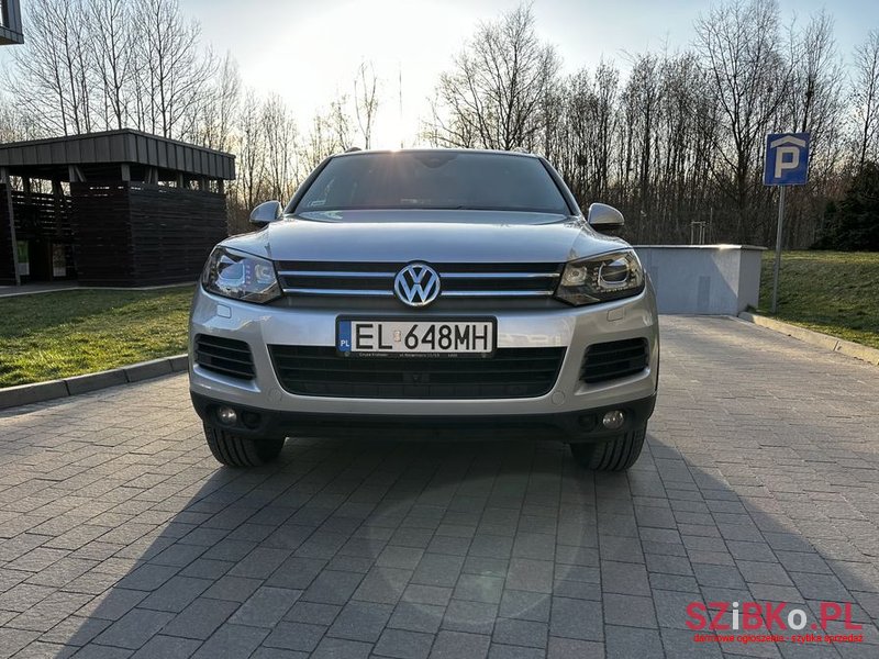 2011' Volkswagen Touareg photo #2