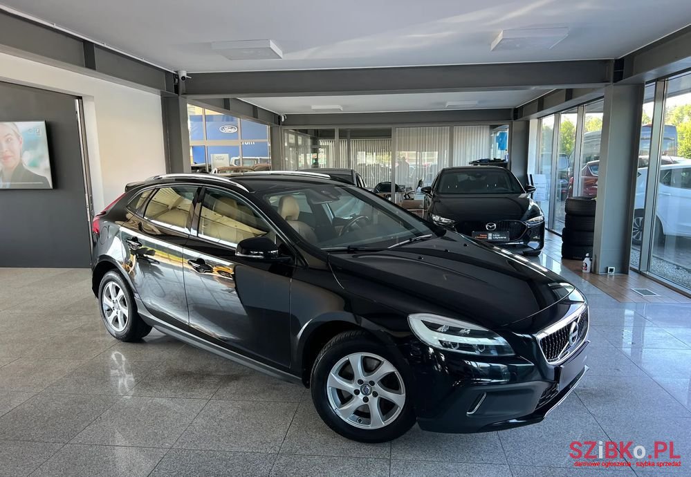 2018' Volvo V40 Cross Country photo #1