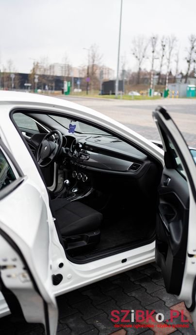 2011' Alfa Romeo Giulietta photo #2