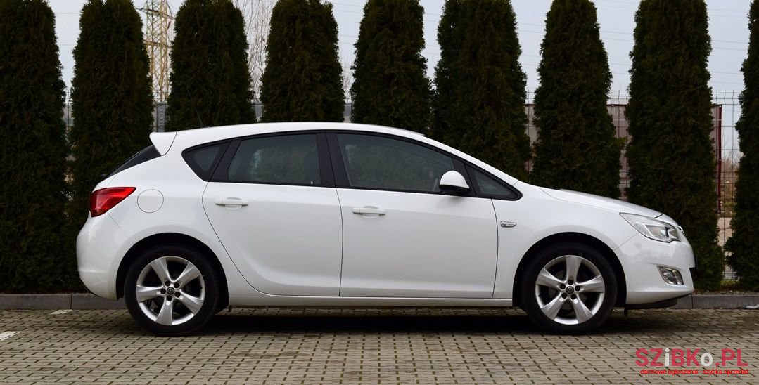 2010' Opel Astra photo #6